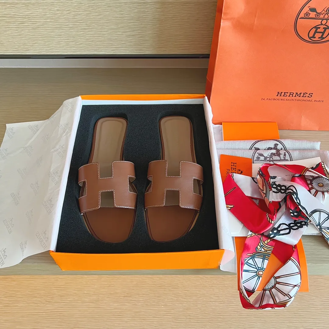 👟👟Ex-factory price 480👟👟Hermès) The packaging has been upgraded, and the layout and workmanship materials have been upgraded. Hermes®🔴Handmade Shoes👟👟 👟👟 Product Hermes Slippers🐎 —————————— The 2023 early spring new model is the same as the original version, purely handmade by masters! ❥High-end customization, exclusive products, industry❥Using: Hermers upper: Italian imported cowhide + original custom-grade Australian sheepskin feet + genuine leather outsole (pursuing walking comfort) 👟👟 ~~〰〰〰〰❥ Packaging: ✔🚦Pay attention to the exclusive packaging 〰Original quality on sale━━━━Hermes━━━━━ size: 35-40 (34.41.42 custom-made, non-refundable)